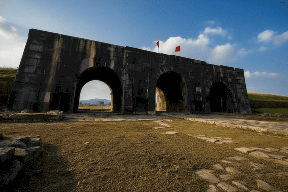 Du kh&aacute;ch n&ecirc;n chuẩn bị những vật dụng như &ocirc;, n&oacute;n, mũ để gi&uacute;p chuyến tham quan được thuận lợi